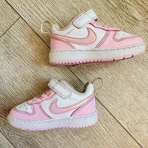 Nike Court Borough Kids Sneakers in Soft Pink and White
